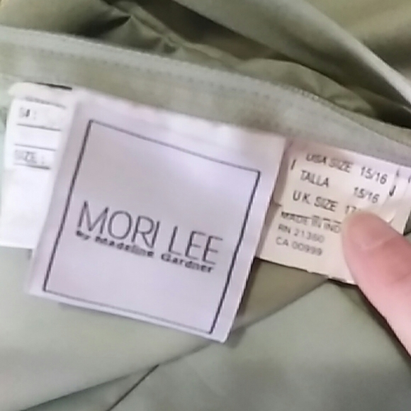 Sage green gown, satin, with wrap. 15/16. - Picture 5 of 8